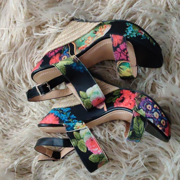 NWOT Chase+Chloe floral fabric wedges shoes size 8.5 - Picture 3 of 4
